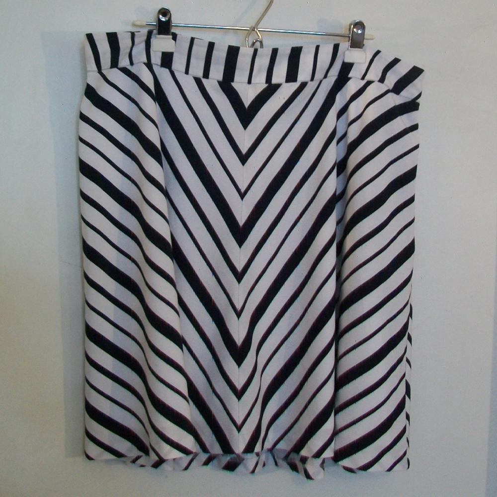 Lane Bryant Navy & White Chevron Skirt 18